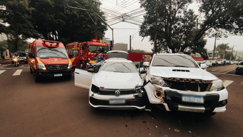 Imagem referente a Polo e SW4 se envolvem em forte colisão em cruzamento controlado por semáforo