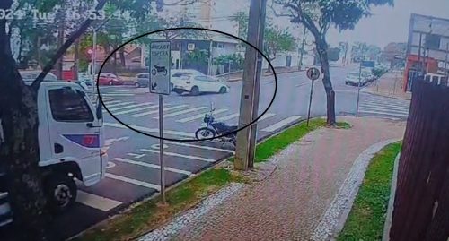 Imagem referente a Câmera mostra acidente entre Polo e SW4 na Rua Minas Gerais