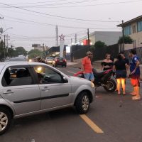 Imagem referente a Rapaz fica ferido após acidente entre carro e moto na Rua Jacarezinho