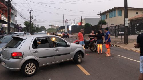 Imagem referente a Rapaz fica ferido após acidente entre carro e moto na Rua Jacarezinho