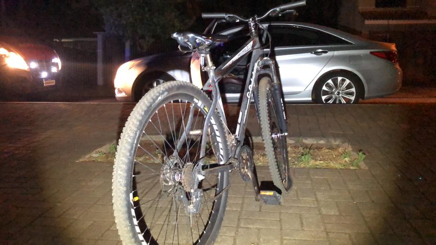 Ciclista fica ferida em acidente na Rua São Gabriel