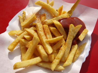 Alimentação à base de batatas fritas e salgadinhos causa perda de visão em menina autista Imagem referente a Alimentação à base de batatas fritas e salgadinhos causa perda de visão em menina autista