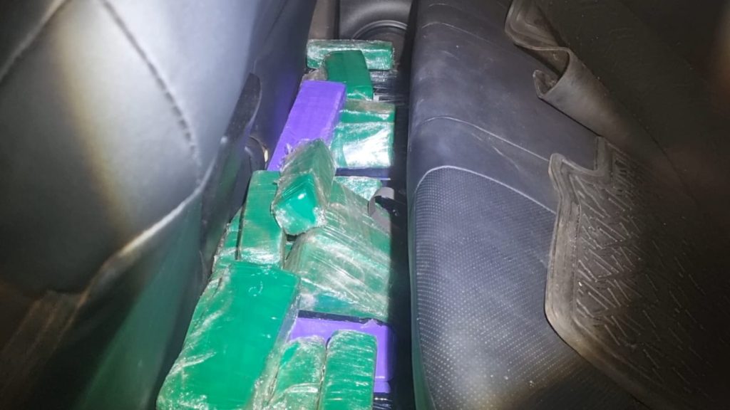 PRF apreende Hilux carregada de maconha após perseguição na BR-163