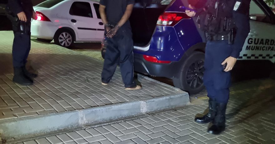Procurado pelo crime de roubo é preso pela GM próximo da rodoviária de Cascavel
