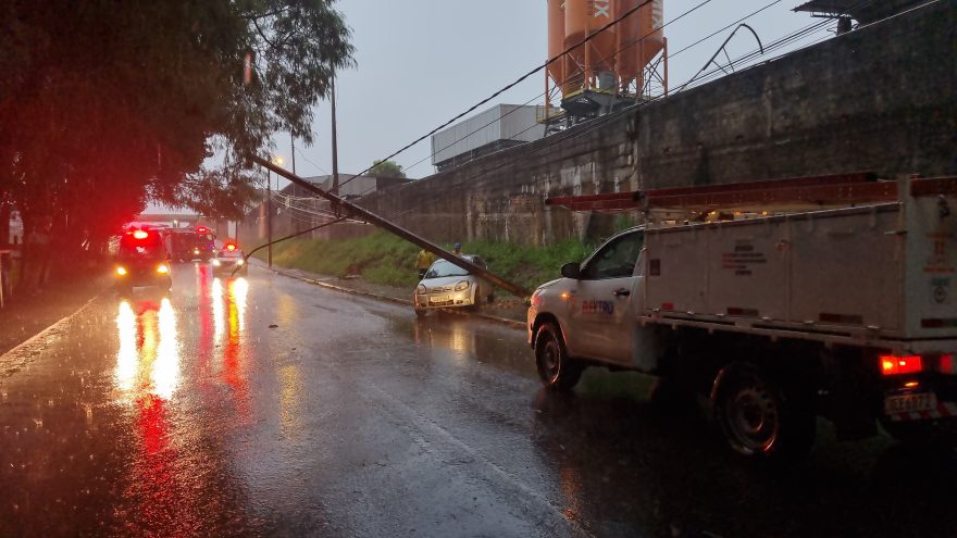 Trecho da Souza Naves Sul é interditado após veículo colidir e derrubar poste