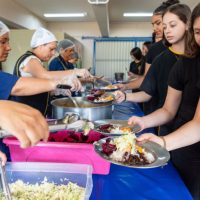 Imagem referente a Paraná escala chef premiada para treinar merendeiras da rede estadual de ensino