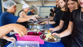 Paraná escala chef premiada para treinar merendeiras da rede estadual de ensino