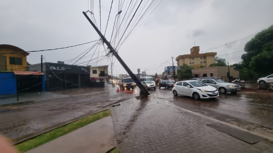 Mais um poste é derrubado em acidente de trânsito em Cascavel