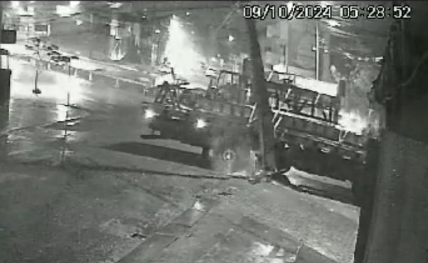 Vídeo mostra caminhão descendo a rua na contramão e batendo contra poste