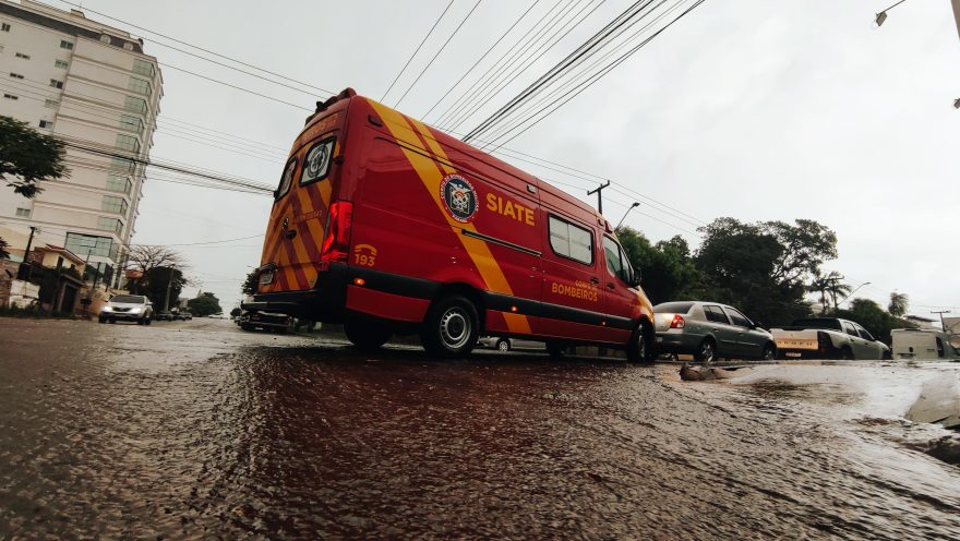 Motociclista fica ferida em acidente na Rua Manaus, no Bairro Country