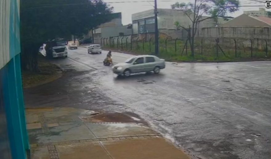 Vídeo: Carro atravessa preferencial e motociclista sofre queda para evitar colisão