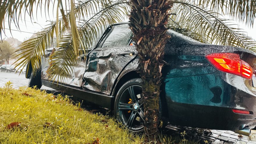 BMW e caminhão de lixo se envolvem em colisão no Bairro Coqueiral