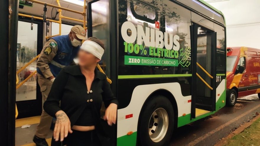 Para evitar acidente, motorista de ônibus freia bruscamente e passageiras ficam feridas