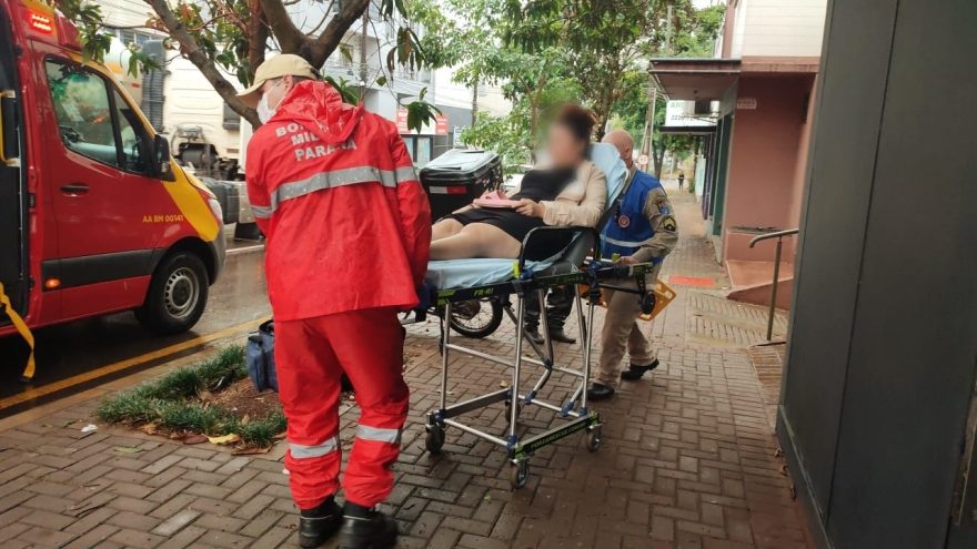 Mulher cai da escada e fica ferida na Rua Erechim