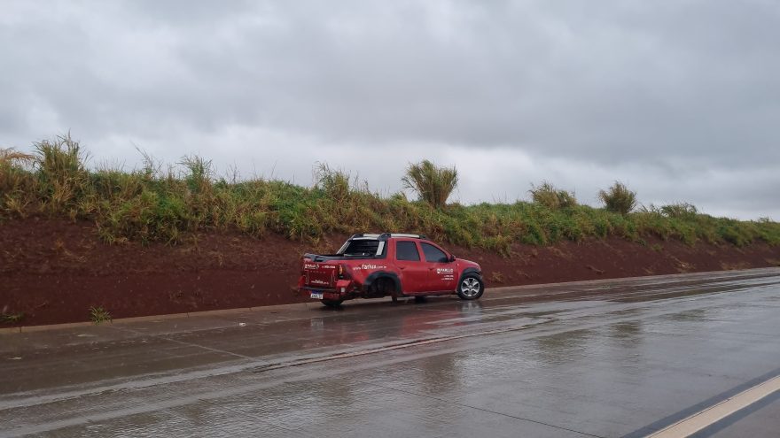 Renault Oroch aquaplana e atravessa canteiro central da Rodovia BR-163
