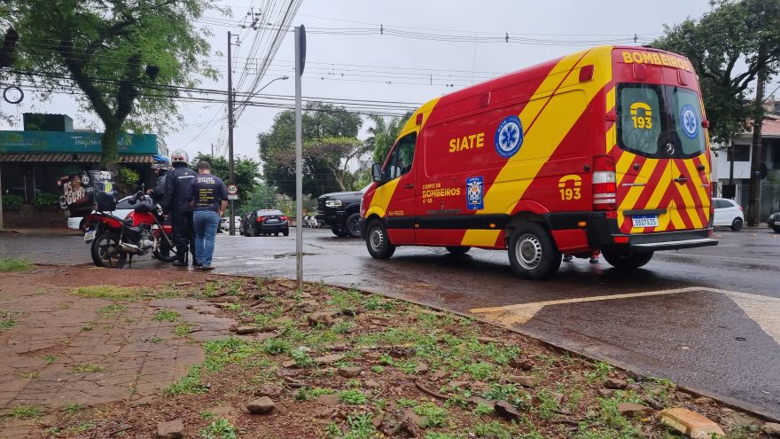 Colisão entre moto e Peugeot deixa motociclista ferido no Centro
