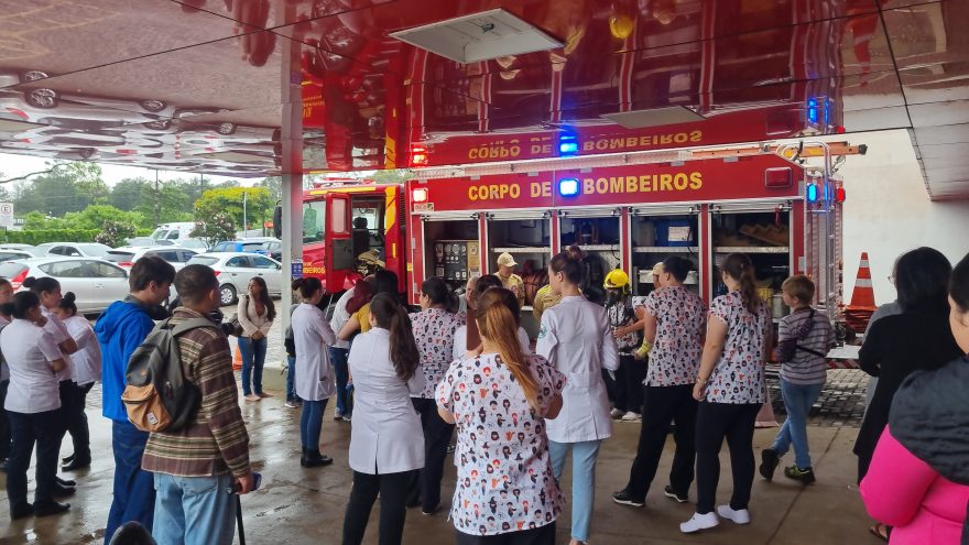 Corpo de Bombeiros faz visita especial à Ala Pediátrica do HUOP em celebração ao Dia das Crianças