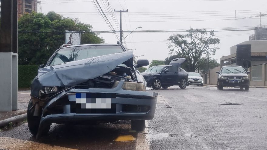 Parati e HR-V se envolvem em acidente na Rua Maranhão