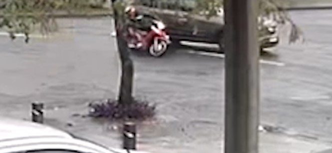 Câmera flagra acidente que deixou motociclista ferido na Voluntários da Pátria