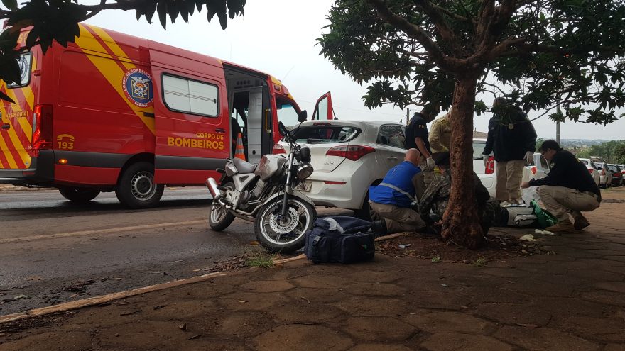 Motociclista colide contra HB20 estacionado na Rua da Lapa