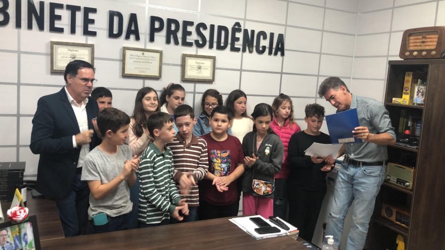 Vereadores mirins de Cascavel apresentam ofício ao prefeito com sugestões para a cidade