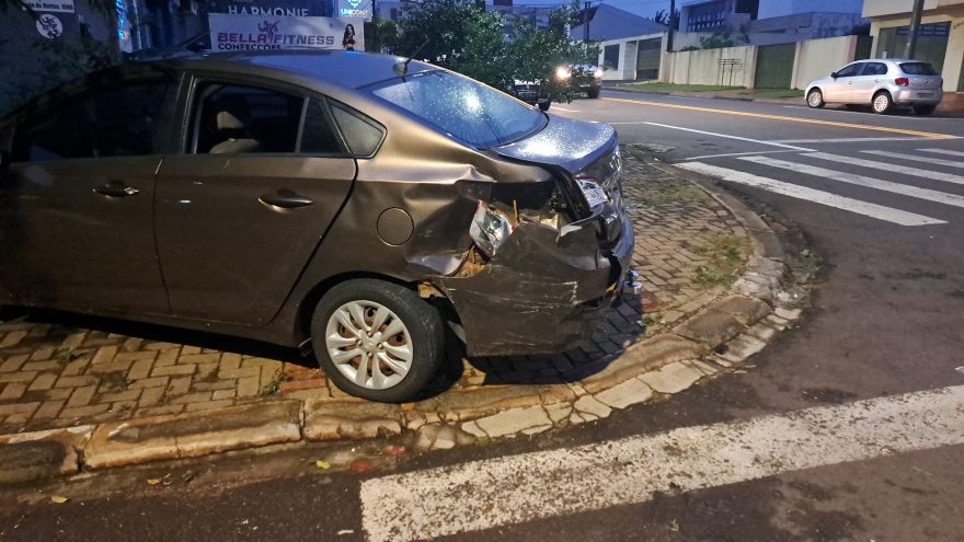 Acidente entre três carros é registrado no Jardim Cristal