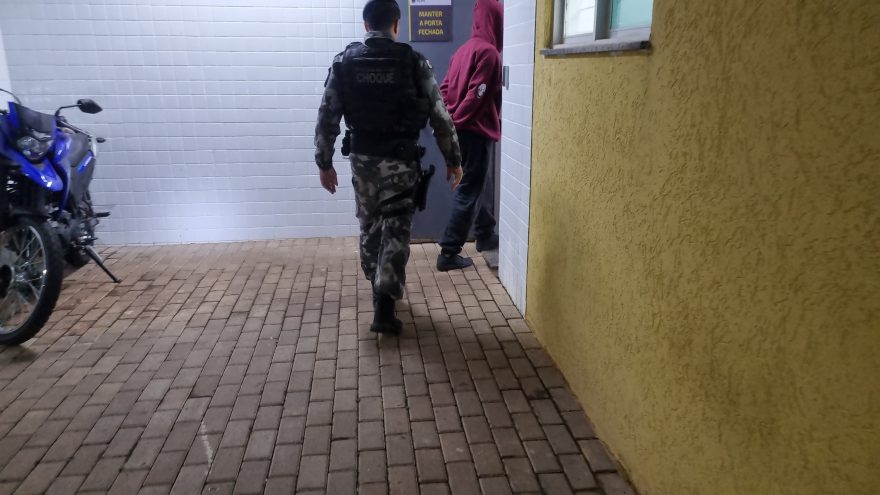 Pelotão de Choque detém suspeito de tráfico com drogas e dinheiro no Florais