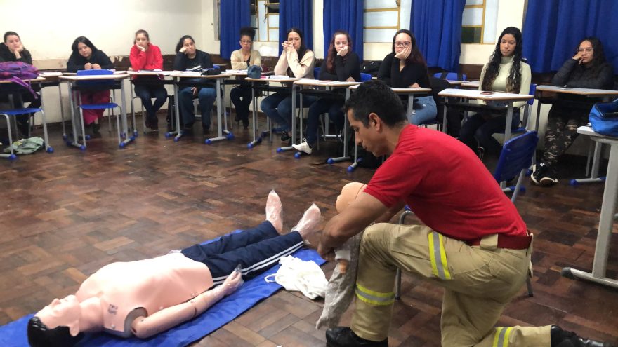 Alunos do CEEP aprendem primeiros socorros em curso dos Bombeiros