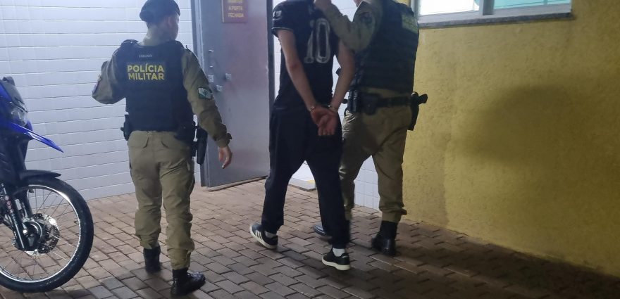 Jovem é detido após denúncia de violência doméstica contra a ex-namorada no Santo Inácio