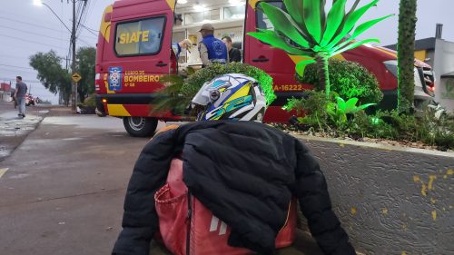 Imagem referente a Jovem entregador sofre queda de motocicleta no Jardim Clarito