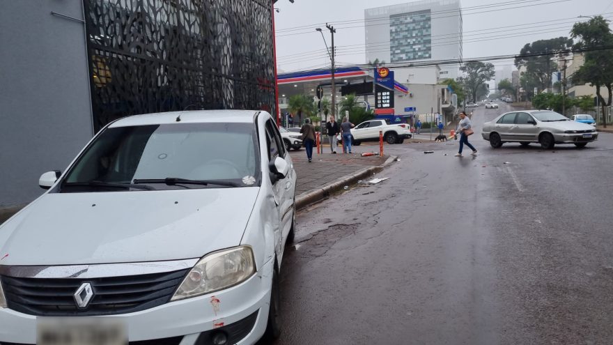 Toro e Logan se envolvem em forte colisão de trânsito no Centro de Cascavel