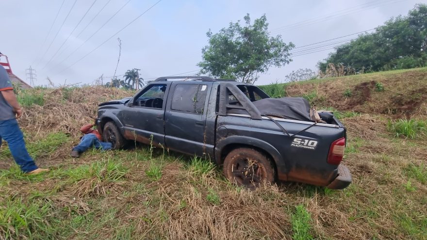 Caminhonete S10 tomba em barranco na Avenida das Torres