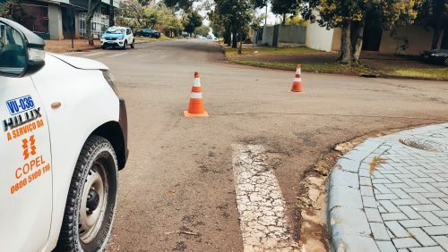 Imagem referente a Após estouro, fios arrebentam e deixam região do Coqueiral sem energia