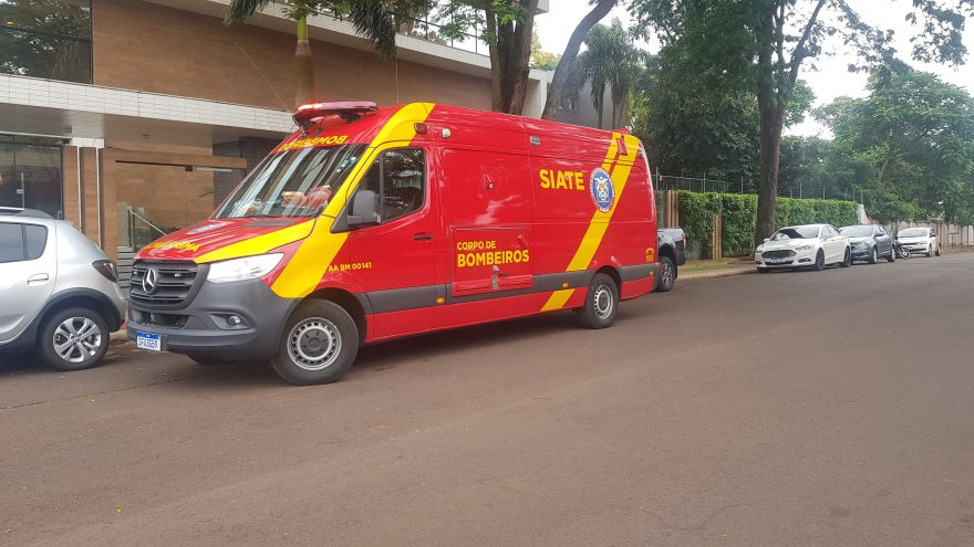 Box do banheiro estoura e mulher fica ferida ao ser atingida por estilhaços