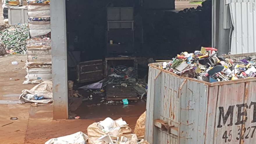 Incêndio em edificação mobiliza Corpo de Bombeiros ao Jardim Melissa