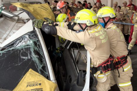 Imagem referente a Equipe do Corpo de Bombeiros de Cascavel vence desafio estadual de salvamento veicular