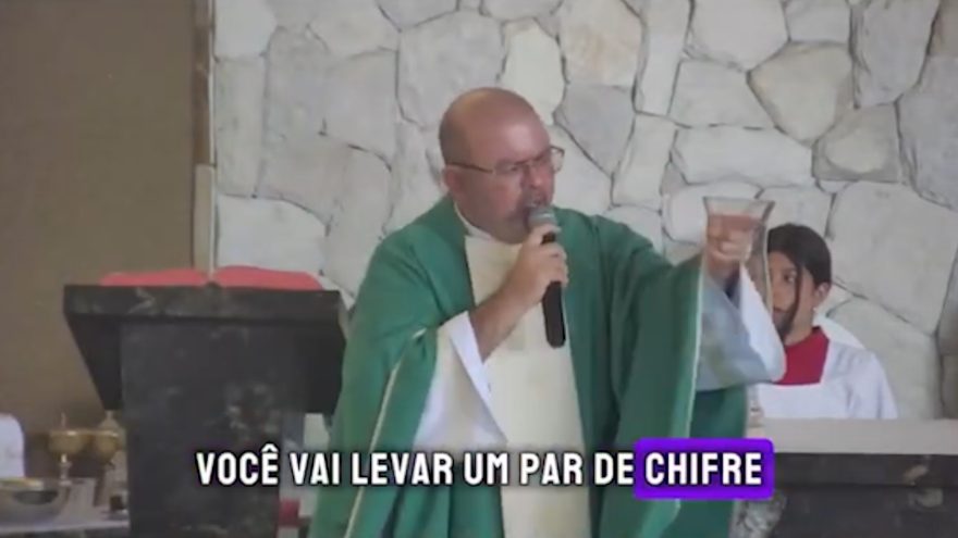 Padre manda recado para mulheres que evitam sexo com o marido: “Você vai levar um par de chifre”