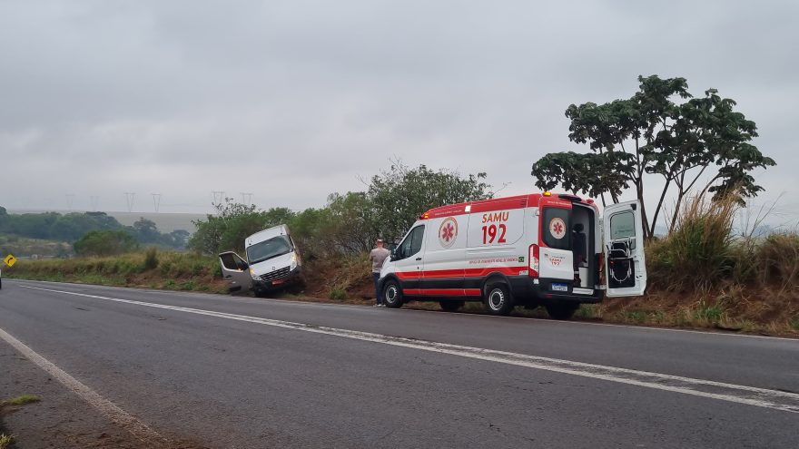 Condutor perde controle de veículo e Van sai da pista na BR-163