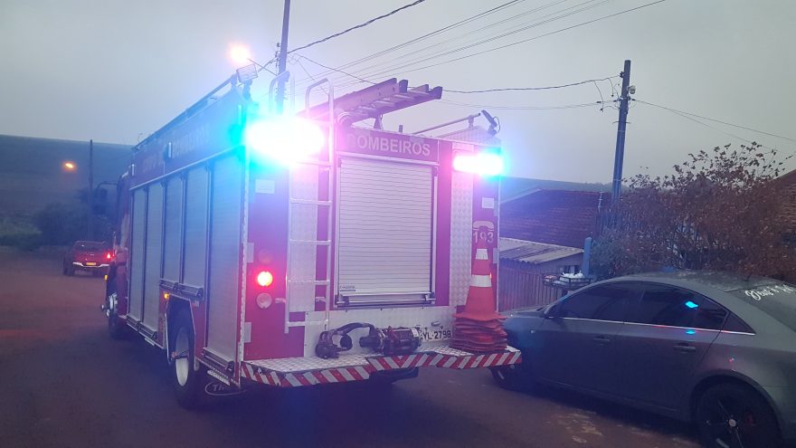 Bombeiros verificam vazamento de gás em residência no Esmeralda