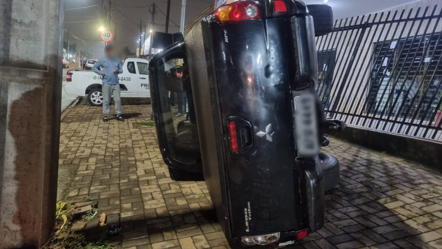 De ladinho! Caminhonete L200 sobe na calçada para evitar acidente na Rua Leonardo da Vinci