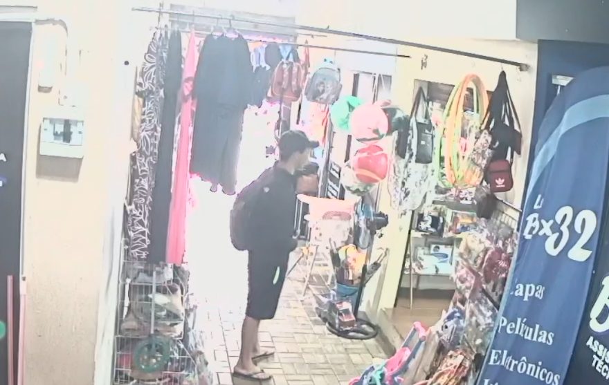 Homem que teria furtado bolsa é flagrado fazendo compras com cartão da vítima
