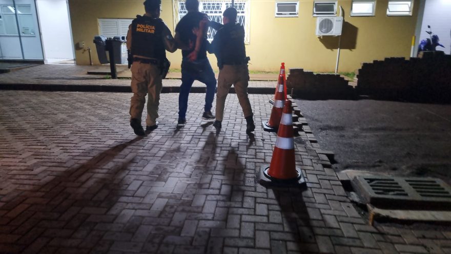Homem de 50 anos que mora com os pais é detido após quebrar objetos em casa
