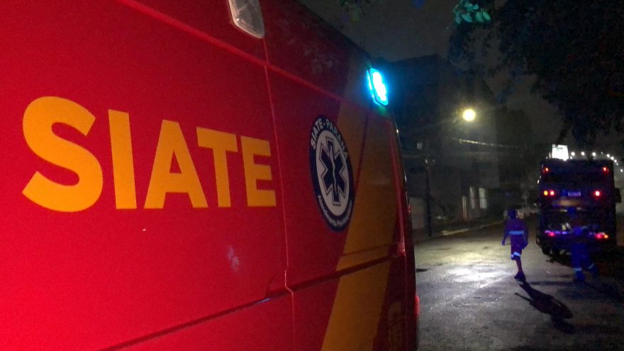 Trabalhador da coleta de lixo fica ferido ao cair de caminhão