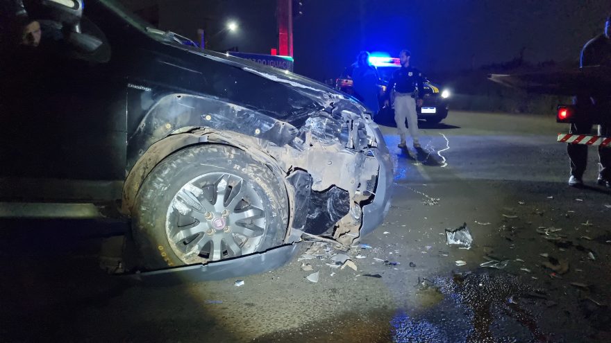 Na contramão e com passageira nua, condutor causa acidente embaixo do viaduto do 14 de Novembro