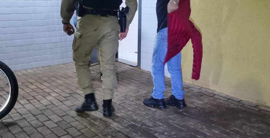 Homem é detido por embriaguez ao volante e violência doméstica no Brasmadeira