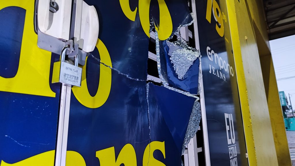Comércio é alvo de vandalismo em tentativa de furto no Jardim Itália