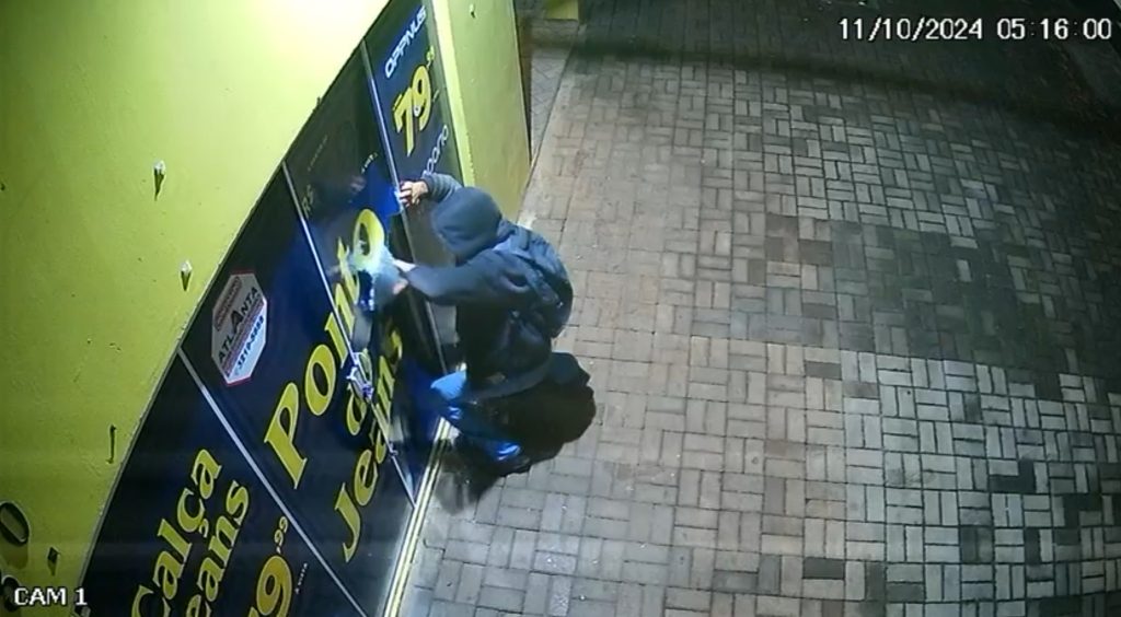 Câmeras de segurança flagram ação de bandido em tentativa de furto no Jardim Itália