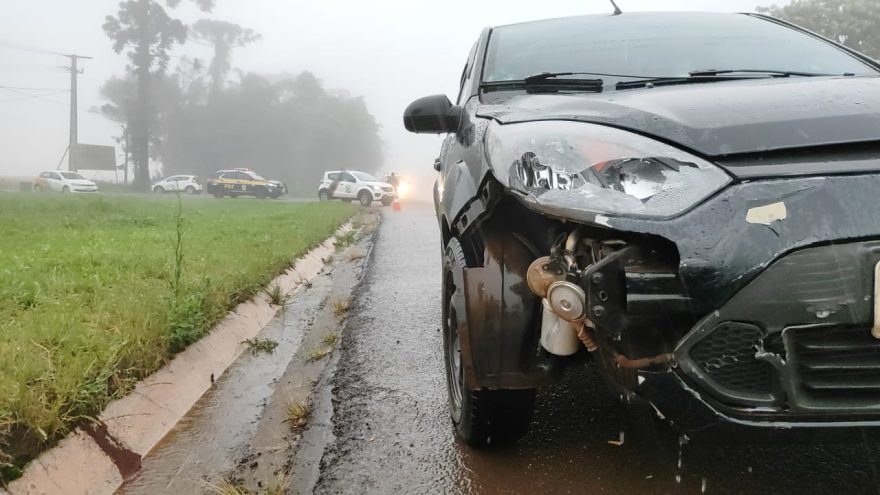 Colisão entre moto e carro deixa mulher ferida na BR-277