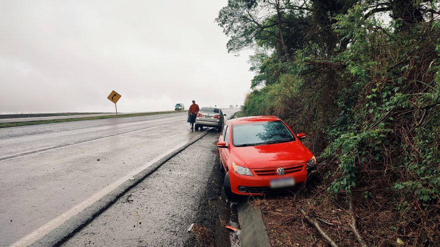 Após ser fechada, motorista atravessa BR-163 e carro bate em barranco no sentido contrário
