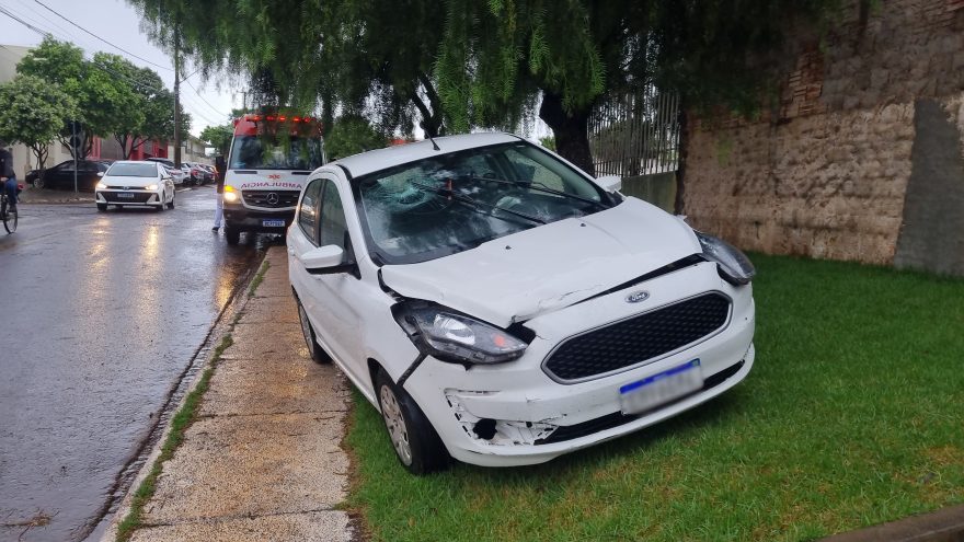 Ford Ka e Clio se envolvem em colisão na Rua Carijós, no Santo Onofre